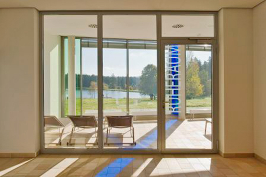 Ruheraum mit Liegen und Blick auf einen See Ruheraum mit Liegen und Blick auf einen See