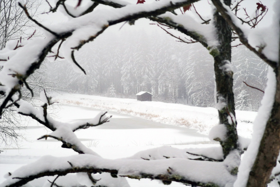 Verschneite Landschaft mit Holzhäuschen Verschneite Landschaft mit Holzhäuschen
