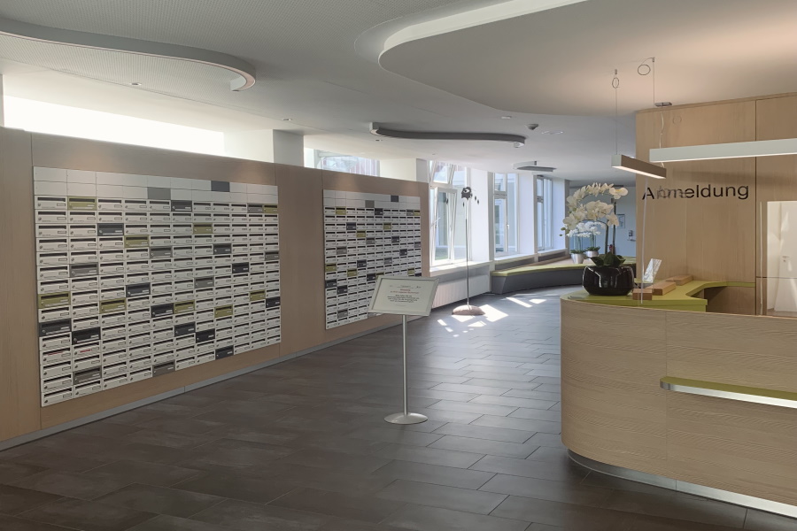 Das Bild zeigt den Anmeldetresen des Reha-Klinikums Bad Rothenfelde. Das Bild zeigt den Anmeldetresen des Reha-Klinikums Bad Rothenfelde.