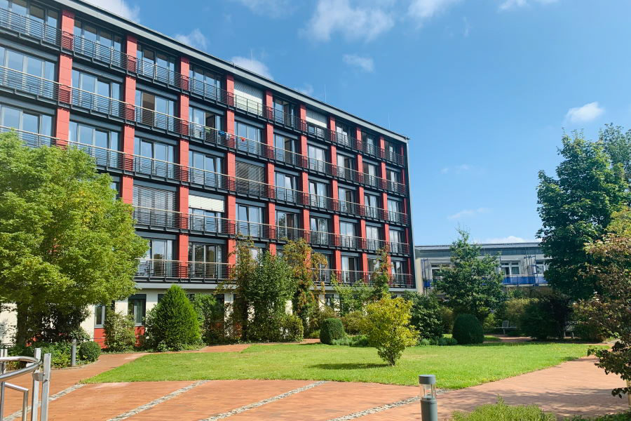 Das Bild zeigt die Rückseite der Rehaklinik Teutoburger Wald. Das Bild zeigt die Rückseite der Rehaklinik Teutoburger Wald.