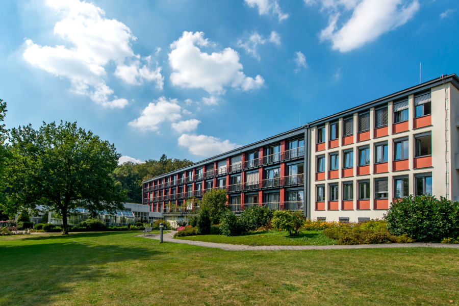 Das Bild zeigt die Aussenansicht der Rehaklinik Teutoburger Wald. Das Bild zeigt die Aussenansicht der Rehaklinik Teutoburger Wald.