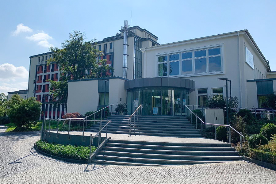 Das Bild zeigt die Vorderseite der Rehaklinik Teutoburger Wald. Das Bild zeigt die Vorderseite der Rehaklinik Teutoburger Wald.