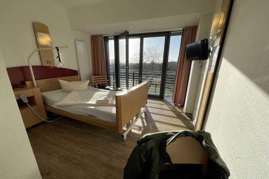 Das Bild zeigt ein Krankenzimmer im Reha-Zentrum Bad Rothenfelde. Das Bild zeigt ein Krankenzimmer im Reha-Zentrum Bad Rothenfelde.