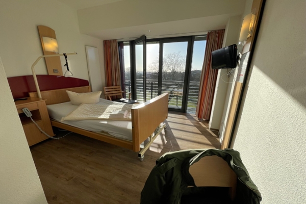 Das Bild zeigt ein Krankenzimmer im Reha-Zentrum Bad Rothenfelde. Das Bild zeigt ein Krankenzimmer im Reha-Zentrum Bad Rothenfelde.