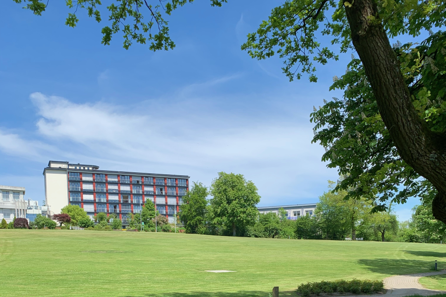 Das Bild zeigt die Aussenansicht der Rehaklinik Teutoburger Wald. Zu sehen ist auch ein Teil des angrenzenden Parks. Das Bild zeigt die Aussenansicht der Rehaklinik Teutoburger Wald. Zu sehen ist auch ein Teil des angrenzenden Parks.