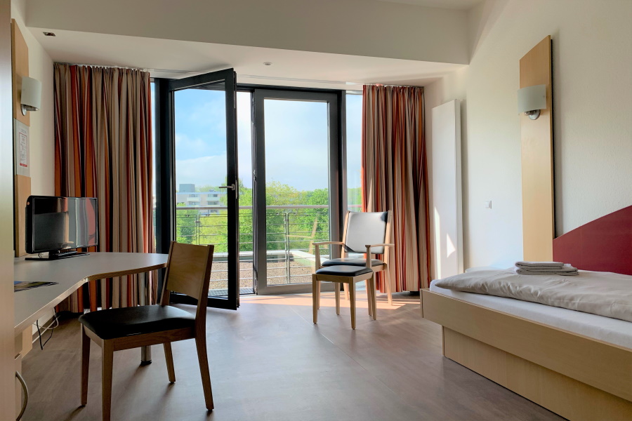 Das Bild zeigt ein Patientenzimmer im Reha-Klinikum Bad Rothenfelde. Das Bild zeigt ein Patientenzimmer im Reha-Klinikum Bad Rothenfelde.