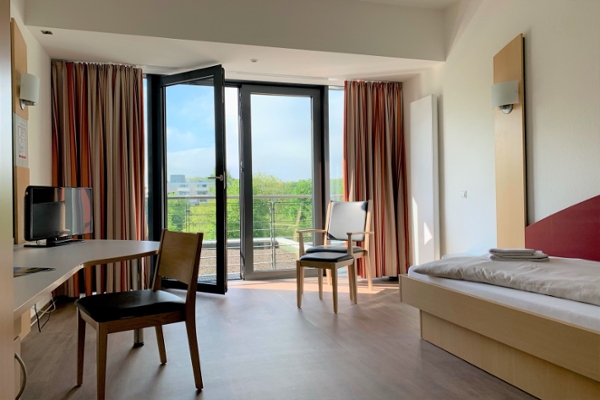 Das Bild zeigt ein Patientenzimmer im Reha-Klinikum Bad Rothenfelde. Das Bild zeigt ein Patientenzimmer im Reha-Klinikum Bad Rothenfelde.