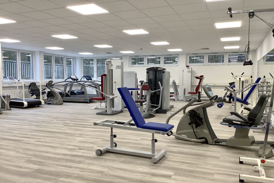 Das Bild zeigt einen Therapieraum mit Sportgeräten. Das Bild zeigt einen Therapieraum mit Sportgeräten.