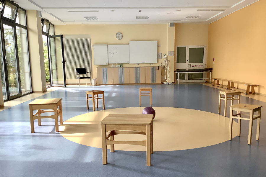 Das Bild zeigt einen Therapieraum mit Stuhlkreis. Das Bild zeigt einen Therapieraum mit Stuhlkreis.