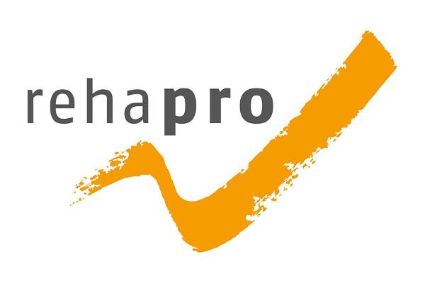 Das Bild zeigt den Schriftzug "rehapro", untermalt mit einem orangefarbenen Haken.