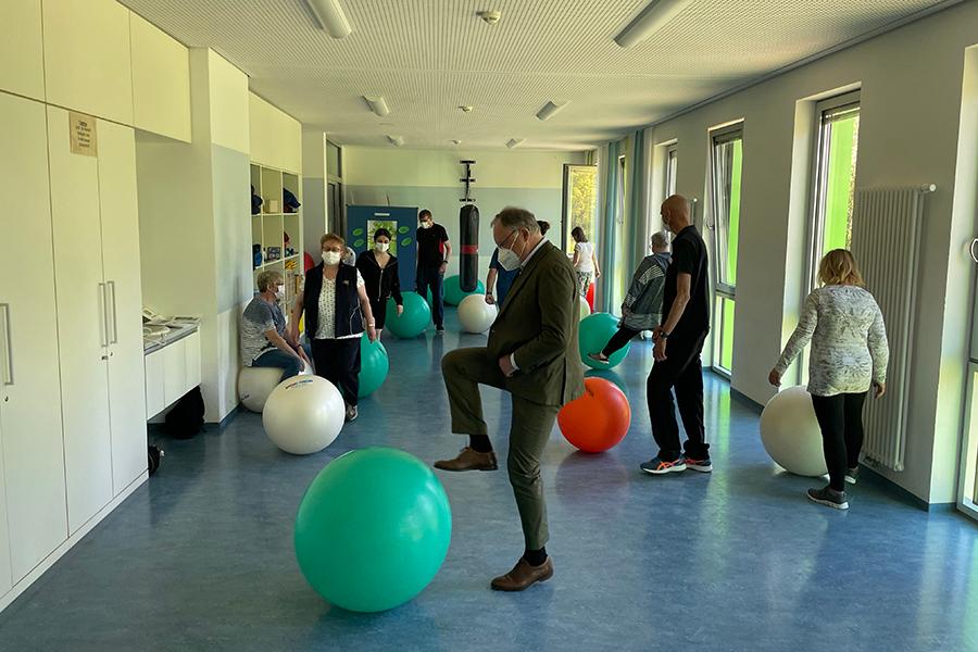 Der niedersächsische Ministerpräsident Stephan Weil übt mit Rehabilitanden am Gymnastikball. Der niedersächsische Ministerpräsident Stephan Weil übt mit Rehabilitanden am Gymnastikball.