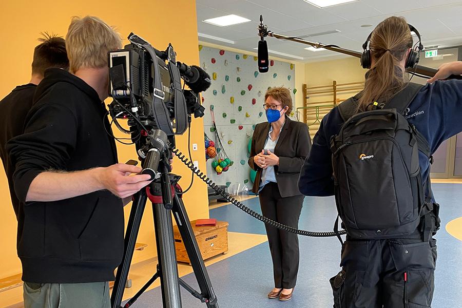 Die niedersächsiche Gesundheitsministerin Daniela Behrens steht vor einem dreiköpfigen Filmteam vor laufender Kamera am Mikrofon. Die niedersächsiche Gesundheitsministerin Daniela Behrens steht vor einem dreiköpfigen Filmteam vor laufender Kamera am Mikrofon.