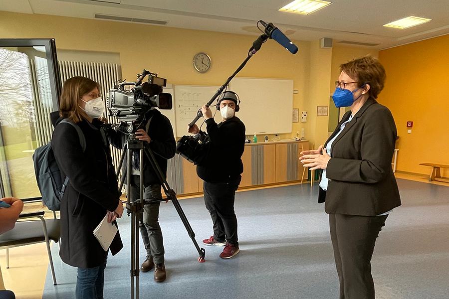 Die niedersächsiche Gesundheitsministerin Daniela Behrens steht vor einem dreiköpfigen Filmteam und wird interviewt. Die niedersächsiche Gesundheitsministerin Daniela Behrens steht vor einem dreiköpfigen Filmteam und wird interviewt.