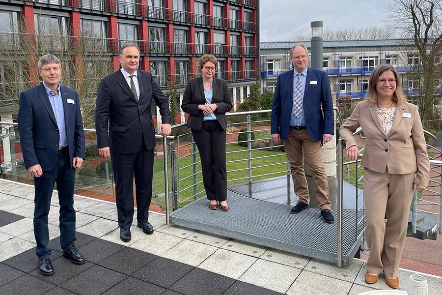 Auf der Außenterrasse der Klinik seht die niedersächsiche Sozialministerin Daniela Behrens zusammen mit zwei Vertretern der Klinikverwaltung, dem Geschäftsführer der Deutschen Rentenversicherung Braunschweig-Hannover und einer Oberärztin. Auf der Außenterrasse der Klinik seht die niedersächsiche Sozialministerin Daniela Behrens zusammen mit zwei Vertretern der Klinikverwaltung, dem Geschäftsführer der Deutschen Rentenversicherung Braunschweig-Hannover und einer Oberärztin.