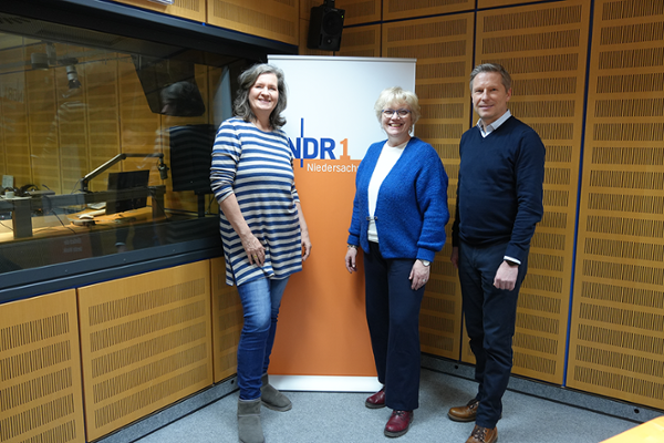 Moderatorin Julia Vogt (v.l.), Rentenexperten Gundula Sennewald (DRV Bund) und Jürgen Klinz (DRV Braunschweig-Hannover) Moderatorin Julia Vogt (v.l.), Rentenexperten Gundula Sennewald (DRV Bund) und Jürgen Klinz (DRV Braunschweig-Hannover)