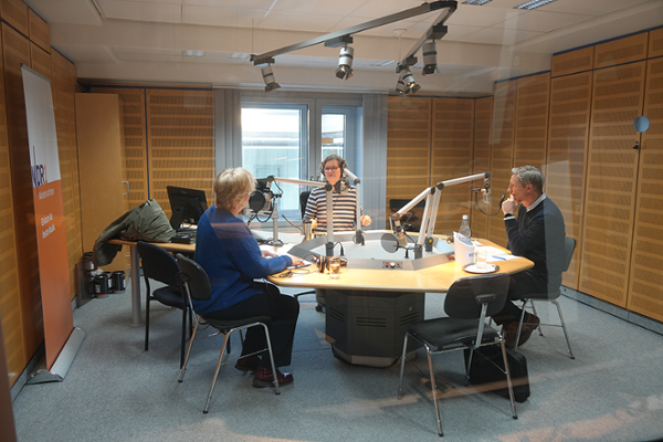 Auf dem Bild sitzen NDR-Moderatorin Julia Vogt und Rentenexperten Jürgen Klinz vom Beratungszentrum Hannover mit Gundula Sennewald (DRV Bund)im Livestudio. Auf dem Bild sitzen NDR-Moderatorin Julia Vogt und Rentenexperten Jürgen Klinz vom Beratungszentrum Hannover mit Gundula Sennewald (DRV Bund)im Livestudio.