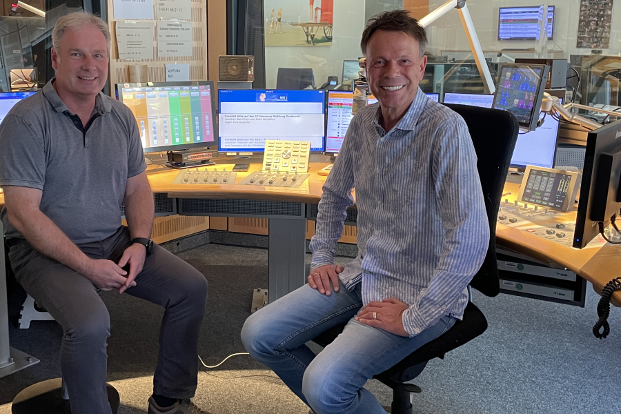 Auf dem Bild sitzen Rentenberater Hagen Busse und NDR-Moderator Ulf Ansorge im NDR-Sendestudio. Auf dem Bild sitzen Rentenberater Hagen Busse und NDR-Moderator Ulf Ansorge im NDR-Sendestudio.