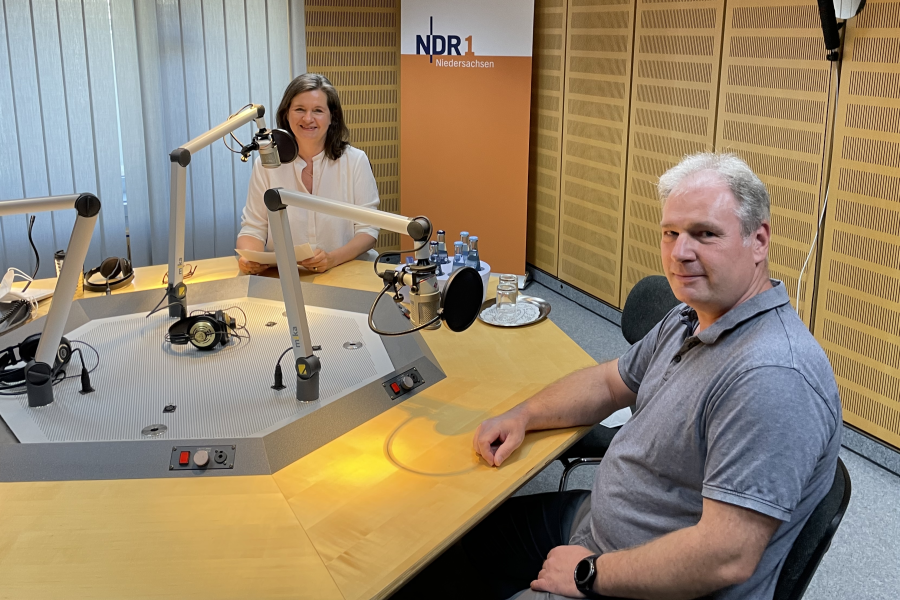 Auf dem Bild sitzen NDR-Moderatorin Julia Vogt und Rentenberater Hagen Busse im Aufnahmestudio.