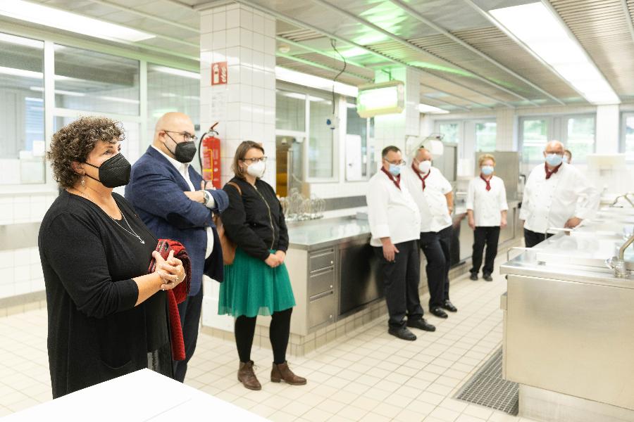 Frau Piel lässt sich den gastronomischen Bereich des Reha-Zentrums Bad Pyrmont zeigen Frau Piel lässt sich den gastronomischen Bereich des Reha-Zentrums Bad Pyrmont zeigen