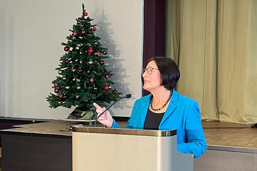 Die Vorstandsvorsitzende Helga Schwitzer spricht am 29. November 2021 vor der Vertreterversammlung. Die Vorstandsvorsitzende Helga Schwitzer spricht am 29. November 2021 vor der Vertreterversammlung.