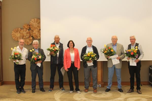 Das Bild zeigt die sechs am 28. April 2022 geehrten langjährigen Versichertenältesten der Deutschen Rentenversicherung Braunschweig-Hannover.