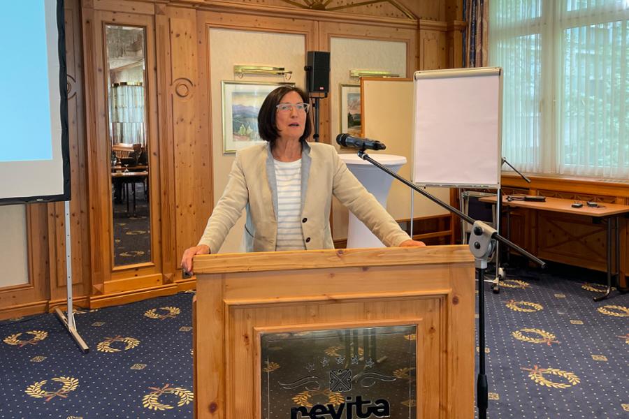 Die Vorstandsvorsitzende Helga Schwitzer spricht am 1. Juni 2022 vor der Vertreterversammlung. Die Vorstandsvorsitzende Helga Schwitzer spricht am 1. Juni 2022 vor der Vertreterversammlung.