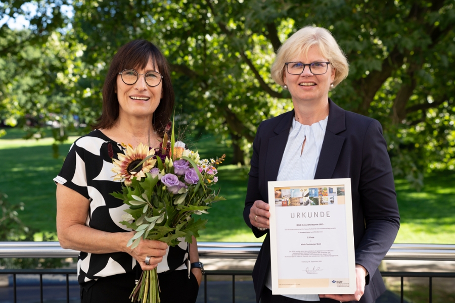 Heike Girard (li.), Gesundheitskoordinatorin und Personalratsvorsitzende und Kirsten Gilling-Heggemann, stellvertretende Personalratsvorsitzende mit der Urkunde des BGM-Gesundheitspreises