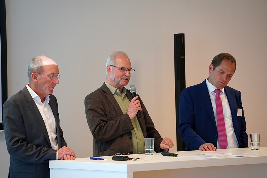Die drei Fachexperten beantworten vom Rednerpult aus Fragen aus dem Publikum. Von links: Professor Dr. Hilmar Schneider, Dr. Reinhold Thiede, Professor Dr. Stephan Thomsen Die drei Fachexperten beantworten vom Rednerpult aus Fragen aus dem Publikum. Von links: Professor Dr. Hilmar Schneider, Dr. Reinhold Thiede, Professor Dr. Stephan Thomsen