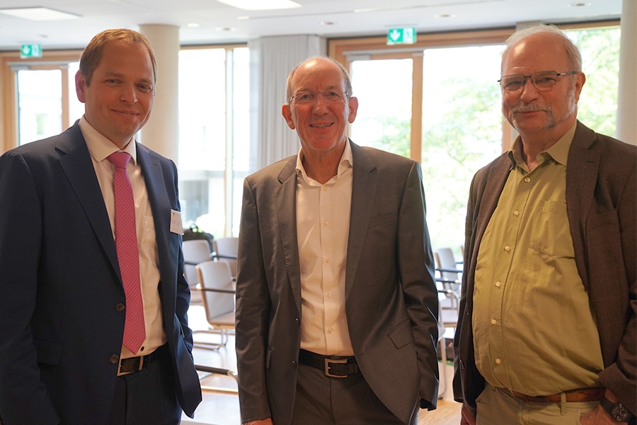 Foto der drei Gastredner. Von links: Professor Dr. Stephan Thomsen, Professor Dr. Hilmar Schneider, Dr. Reinhold Thiede Foto der drei Gastredner. Von links: Professor Dr. Stephan Thomsen, Professor Dr. Hilmar Schneider, Dr. Reinhold Thiede