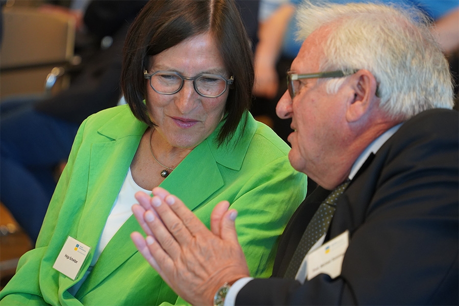 Die Vorstandsvorsitzenden Helga Schwitzer (links) und Professor Michael Sommer (rechts) im Austausch zum Vortrag. Die Vorstandsvorsitzenden Helga Schwitzer (links) und Professor Michael Sommer (rechts) im Austausch zum Vortrag.