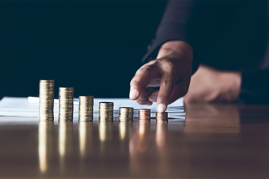 Münzstapel auf Tisch Münzstapel auf Tisch