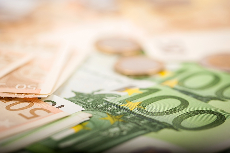 Das Bild zeigt mehrere übereinanderliegende grüne und braune Geldscheine deutscher Währung: 50 Euro-Scheine und 100 Euro-Scheine.o