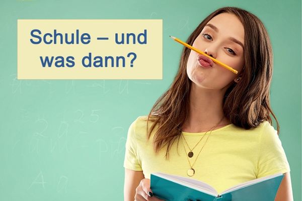 Das Bild zeigt eine junge Frau, die mit einem eingeklemmtem Bleifstift über der Lippe und einem Buch in der Hand nachdenklich schaut. Links daneben steht in Kopfhöhe und blauen Buchstaben "Schule - und was dann?"