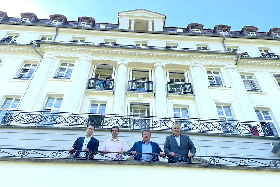 Gesundheitsminister Dr. Andreas Philippi lässt sich von Geschäftsführer Jan Miede das Präventionszentrum zeigen Gesundheitsminister Dr. Andreas Philippi lässt sich von Geschäftsführer Jan Miede das Präventionszentrum zeigen