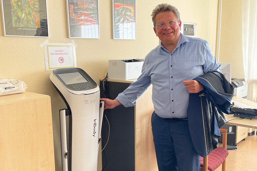 Gesundheitsminister Dr. Andreas Philippi freut sich über die Angebote im Präventionszentrum Gesundheitsminister Dr. Andreas Philippi freut sich über die Angebote im Präventionszentrum