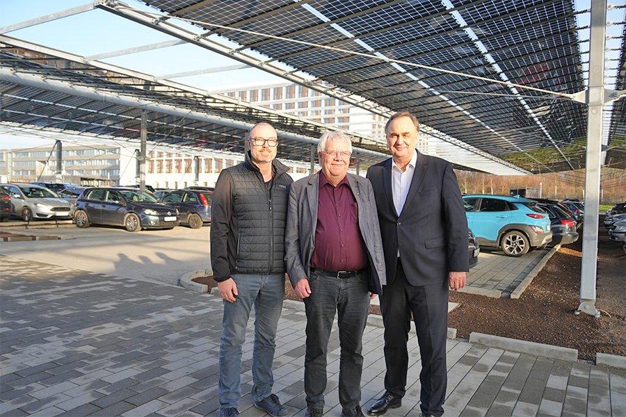 Geschäftsführer Jan Miede (von rechts), der Vorstandsvorsitzende Rolf Behrens und Projektleiter Holger Scheer stehen vor der neuen Photovoltaikanlage. Geschäftsführer Jan Miede (von rechts), der Vorstandsvorsitzende Rolf Behrens und Projektleiter Holger Scheer stehen vor der neuen Photovoltaikanlage.