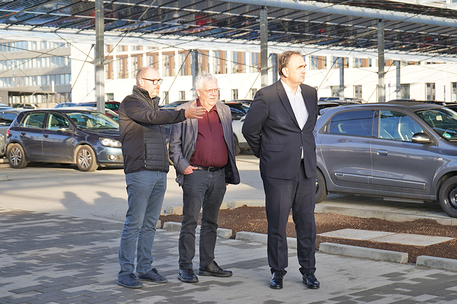 Holger Scheer, Rolf Behrens und Jan Miede stehen unter der Photovoltaikanlage. Holger Scheer, Rolf Behrens und Jan Miede stehen unter der Photovoltaikanlage.