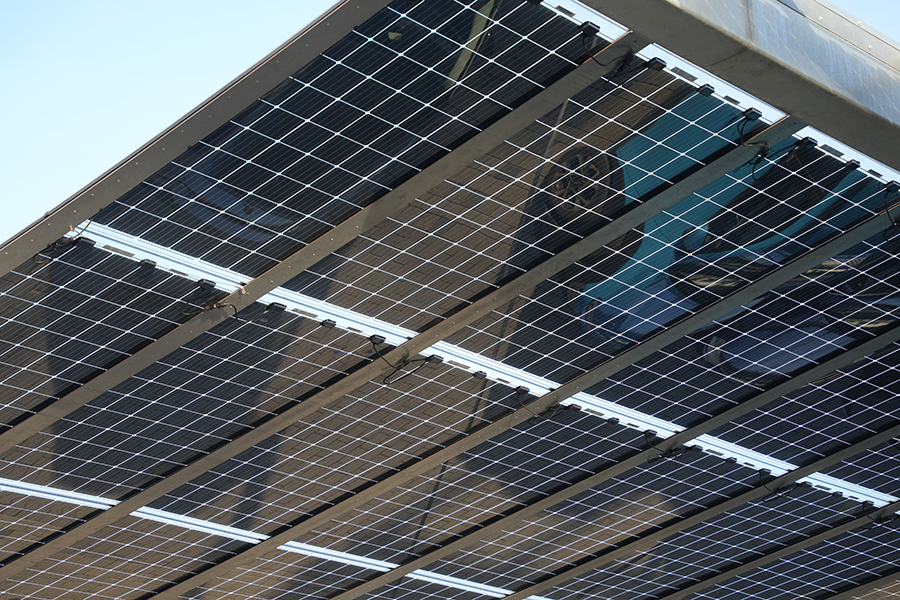 Eines der Solarmodule von unten. Eines der Solarmodule von unten.