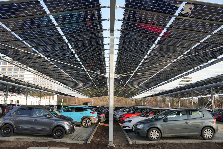 Unter den Solarfeldern können Autos parken. Unter den Solarfeldern können Autos parken.