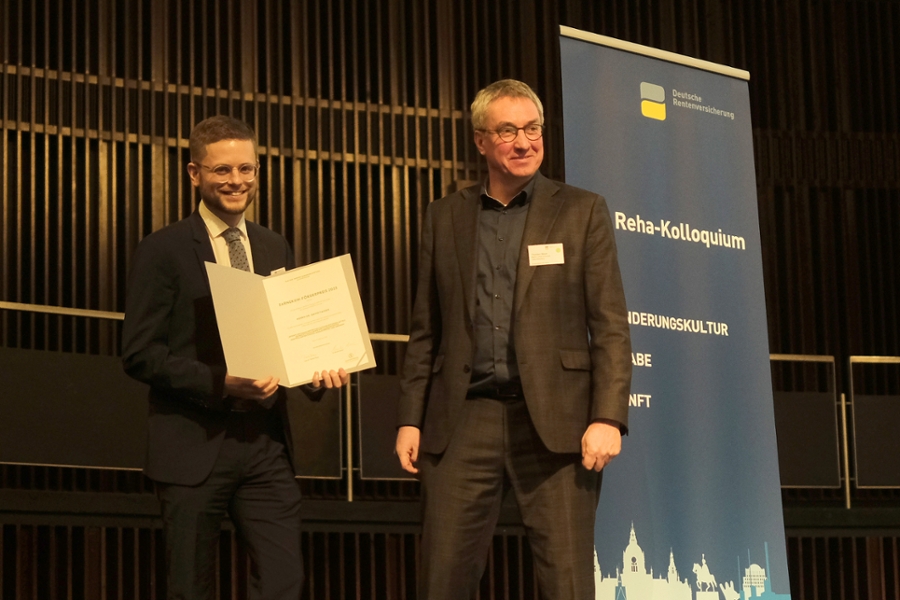 Dr. David Fauser hält die Urkunde. Neben ihm steht Prof. Dr. Thorsten Meyer. Dr. David Fauser hält die Urkunde. Neben ihm steht Prof. Dr. Thorsten Meyer.