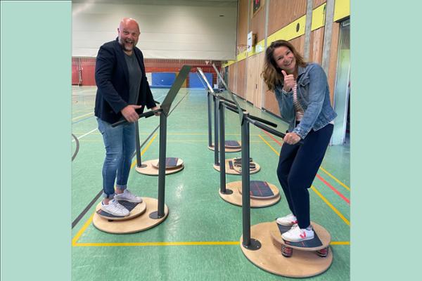 Das Bild zeigt Sportlehrerin Mirjam Scheffen mit Sven Hinzpeter, Leiter der Erich-Kästner-Oberschule Laatzen, auf dem Pedalo-Parcours in der Sporthalle. Das Bild zeigt Sportlehrerin Mirjam Scheffen mit Sven Hinzpeter, Leiter der Erich-Kästner-Oberschule Laatzen, auf dem Pedalo-Parcours in der Sporthalle.