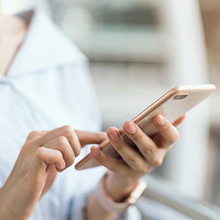 Frau bedient Smartphone Frau bedient Smartphone