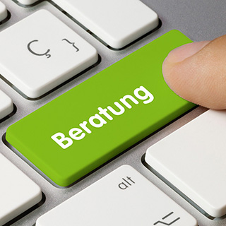 Finger drückt auf eine Taste mit der Aufschrift "Beratung" Finger drückt auf eine Taste mit der Aufschrift "Beratung"