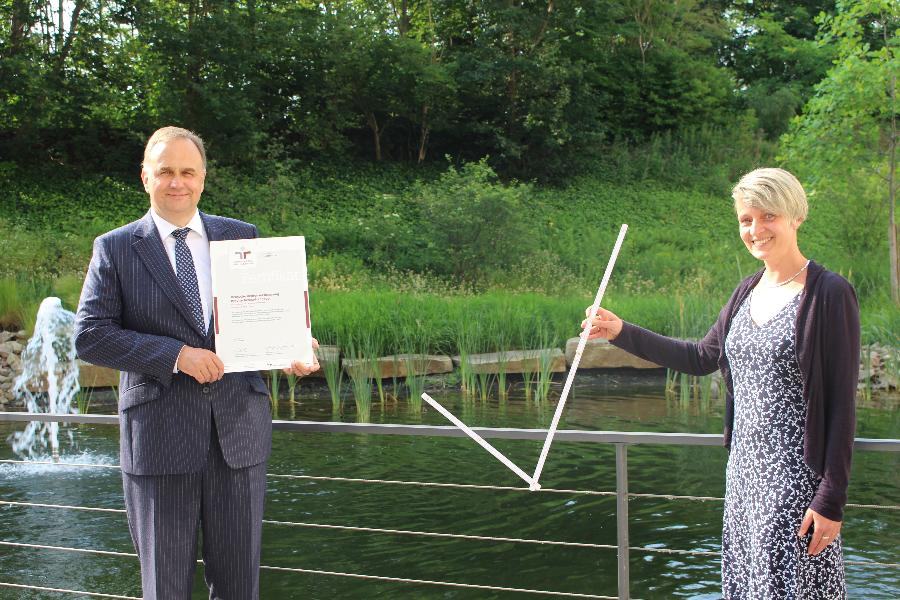 Der Geschäftsführer Jan Miede und Andrea Hoge stehen mit dem Audit-Zertifikat Beruf und Familie auf dem Außengelände des niedersächsichen Rentenversicherers am Standort Laatzen. Der Geschäftsführer Jan Miede und Andrea Hoge stehen mit dem Audit-Zertifikat Beruf und Familie auf dem Außengelände des niedersächsichen Rentenversicherers am Standort Laatzen.