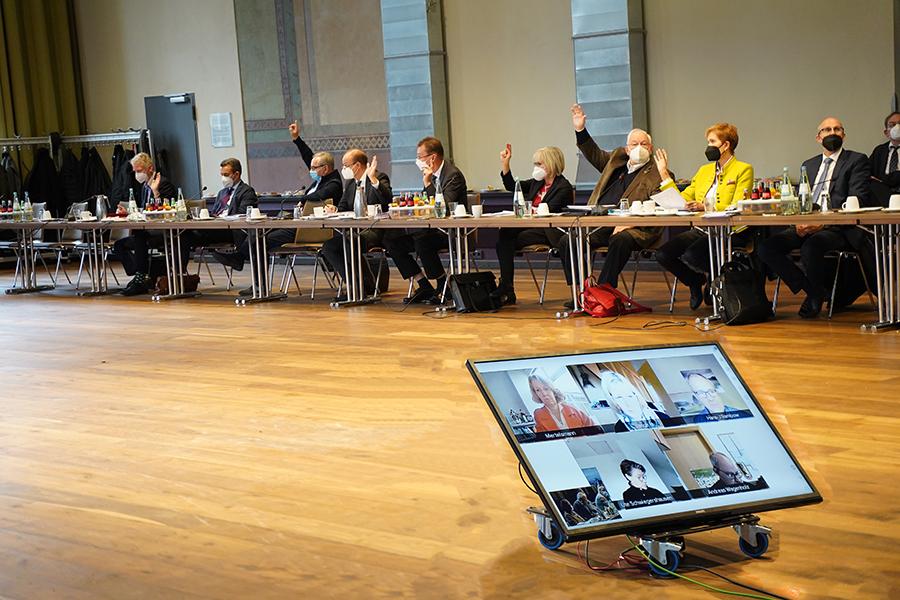 Das Bild zeigt Mitglieder der Vertreterversammlung während des Abstimmungsverfahrens zum Haushalt 2022. Das Bild zeigt Mitglieder der Vertreterversammlung während des Abstimmungsverfahrens zum Haushalt 2022.