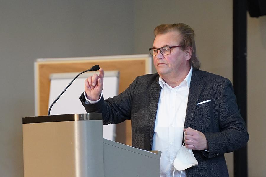 Das Bild zeigt den Vorsitzenden der Vertreterversammlung Dr. Andreas Bierich am Rednerpult. Das Bild zeigt den Vorsitzenden der Vertreterversammlung Dr. Andreas Bierich am Rednerpult.