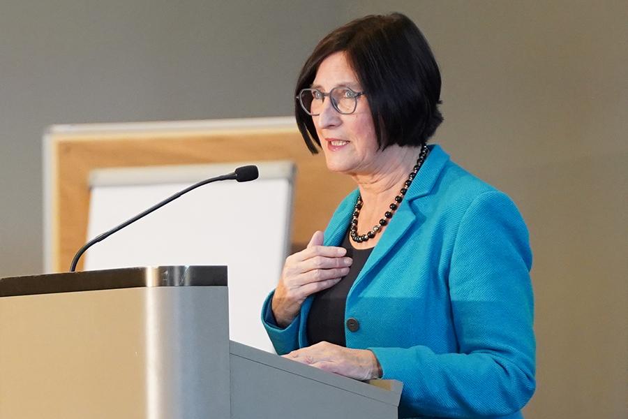 Das Bild zeigt die Vorstandsvorsitzende Helga Schwitzer während ihrer Rede. Das Bild zeigt die Vorstandsvorsitzende Helga Schwitzer während ihrer Rede.