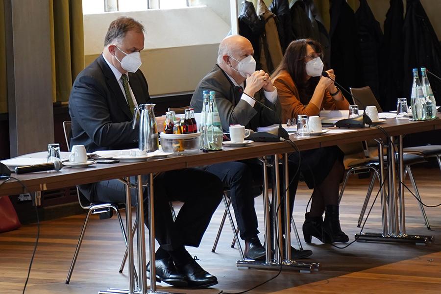 Das Bild zeigt den Geschäftsführer Jan Miede, Justiziar Harald Hiemesch und die stellvertretende Geschäftsführerin Birgit Krassau. Das Bild zeigt den Geschäftsführer Jan Miede, Justiziar Harald Hiemesch und die stellvertretende Geschäftsführerin Birgit Krassau.