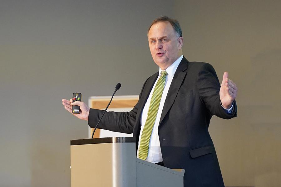 Das Bild zeigt Jan Miede während seines Vortrags.  Das Bild zeigt Jan Miede während seines Vortrags.