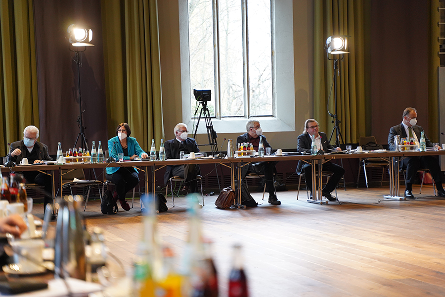 Das Bild zeigt den Vorstand, die Vorsitzenden der Vertreterversammlung und Geschäftsführer Jan Miede.  Das Bild zeigt den Vorstand, die Vorsitzenden der Vertreterversammlung und Geschäftsführer Jan Miede.